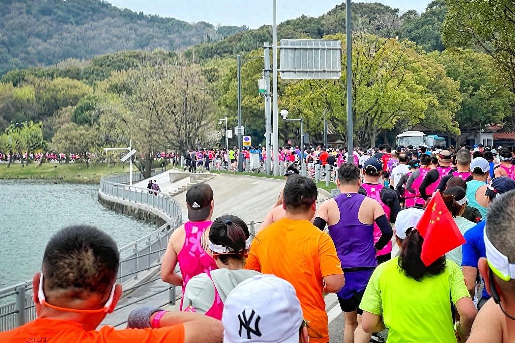 马拉松报名火爆，中国大众马拉松路跑赛季进入 2024 年后持续升温